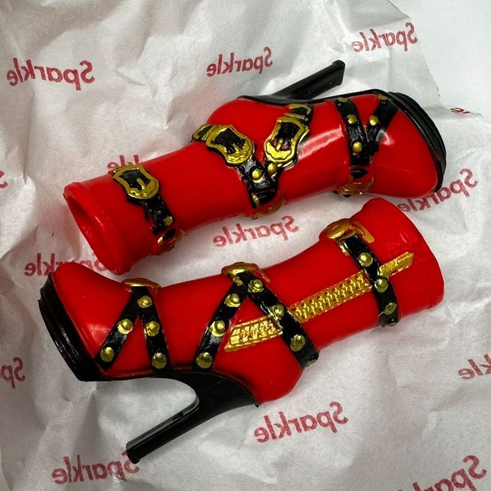 Rainbow High Mini Accessories Studio - Ruby Anderson Doll Shoes Red Buckle Boots